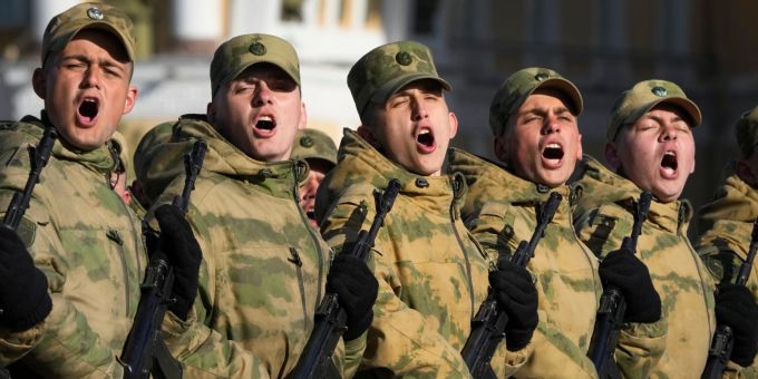 Russische Soldaten marschieren während einer Probe für die Militärparade zum «Tag des Sieges» in St. Petersburg. (Archiv) Tag des Sieges