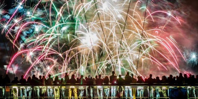 Etliche Feuerwerkshows fielen dem stürmischen Wetter in den Niederlanden zum Opfer. (Symbolbild) Feuerwerk.