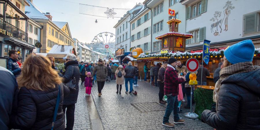 Passanten schlendern durch den Winterthurer Wintermarkt 2022. - Stadt Winterthur