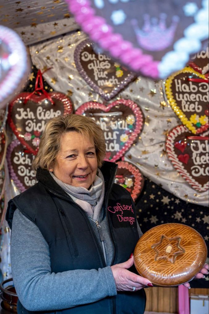 Franziska ist seit es den Weihnachtsmarkt in Thun gibt mit ihren Lebkuchen dabei.