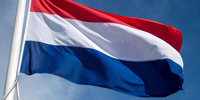 ARCHIV - Die Flagge der Niederlande weht nahe der deutsch-niederländischen Grenze. Foto: Sina Schuldt/dpa ARCHIV - Die Flagge der Niederlande weht nahe der deutsch-niederländischen Grenze. Foto: Sina Schuldt/dpa