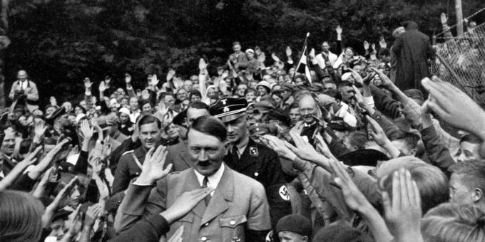 Auf dem Obersalzberg bei Berchtesgaden entsteht Mitte der 30er Jahre aus einem Ferienhaus der «Berghof». Tagein, tagaus pilgern Menschen dorthin, um Adolf Hitler aus der Nähe sehen zu können. Auf dem Obersalzberg bei Berchtesgaden entsteht Mitte der 30er Jahre aus einem Ferienhaus der «Berghof». Tagein, tagaus pilgern Menschen dorthin, um Adolf Hitler aus der Nähe sehen zu können.