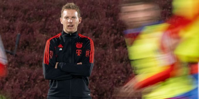 Julian Nagelsmann beobachtet das Training von Bayern München in Doha. Peter Kneffel/dpa Julian Nagelsmann Bayern München