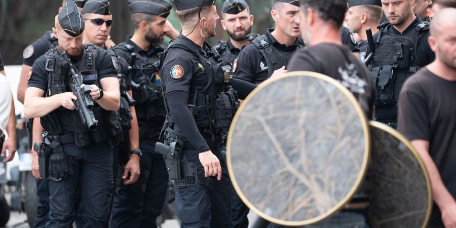 Frankreich mobilisiert 10.000 Polizisten für das WM-Halbfinale gegen Marokko.