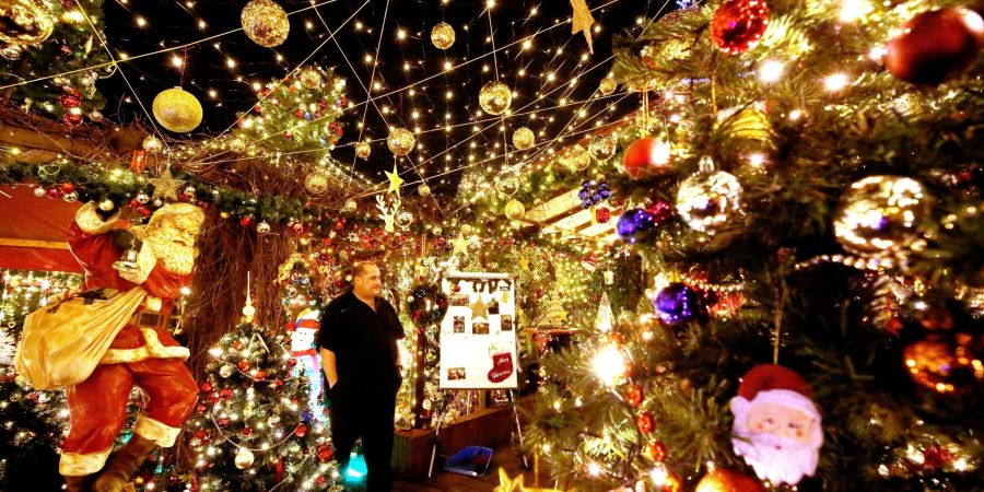 Dirk van Acken steht vor seinem festlichen, mit weit über 10.000 Lichtern dekorierten Weihnachtshaus.