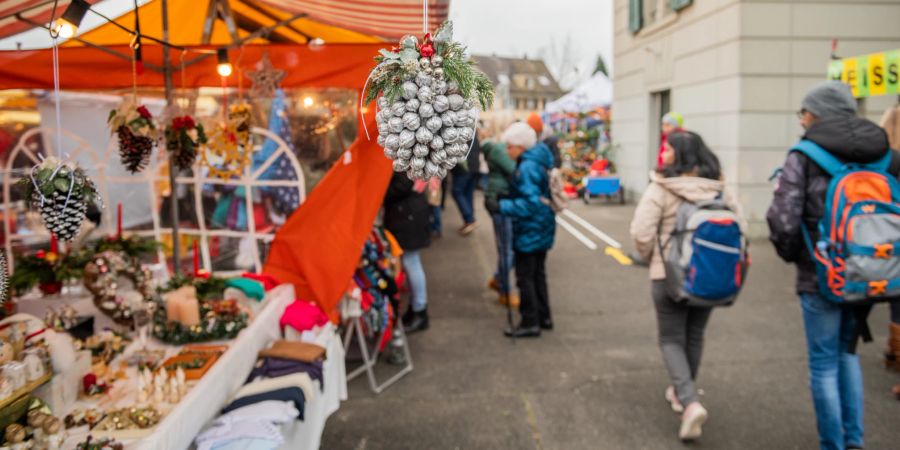 Passanten am Weihnachtsmarkt. (Symbolbild)