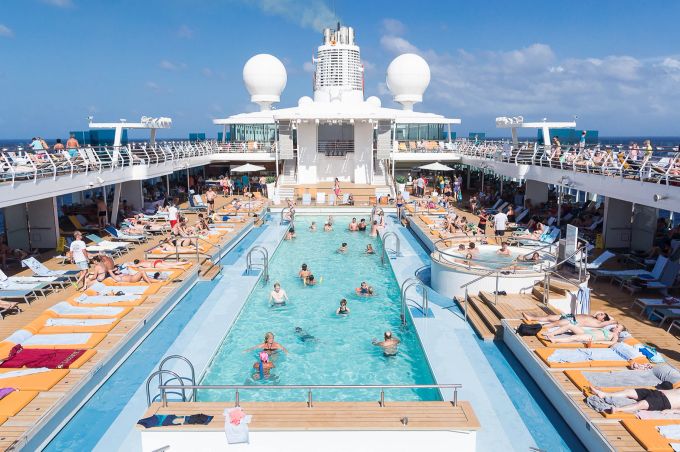 Reisende geniessen die Sonne auf dem Kreuzfahrtschiff «Mein Schiff 3» (Tui Cruises). Schwimmbad Pool Kreuzfahrtschiff Deck
