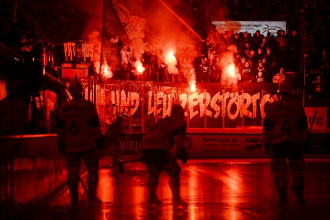 In der Arena werden im Fan-Block des ZSC Fackeln gezündet. zsc