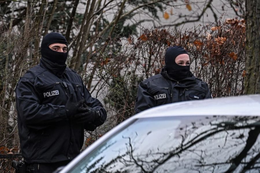 Polizisten bei der Razzia am Mittwoch.