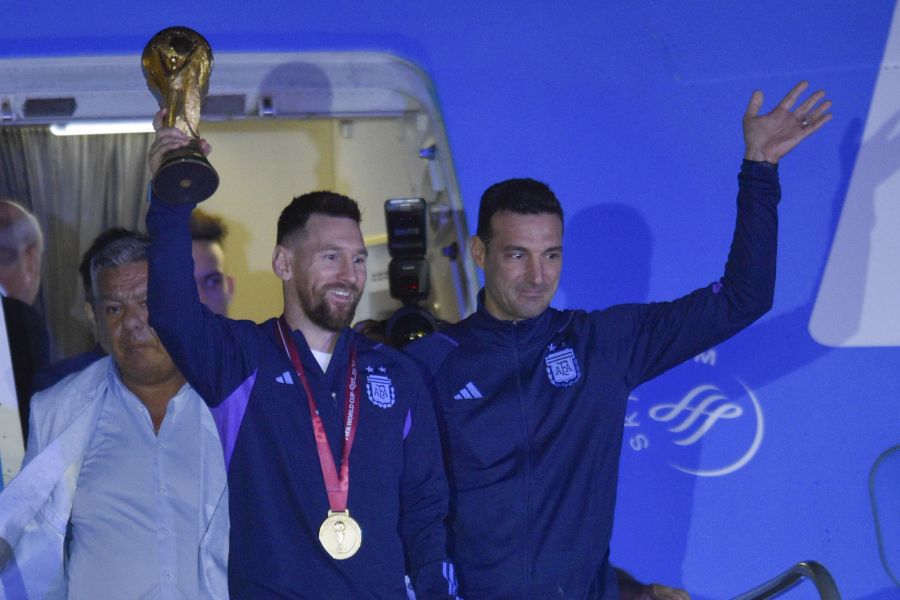 Lionel Messi und Trainer Scaloni steigen als erste aus dem Flieger.