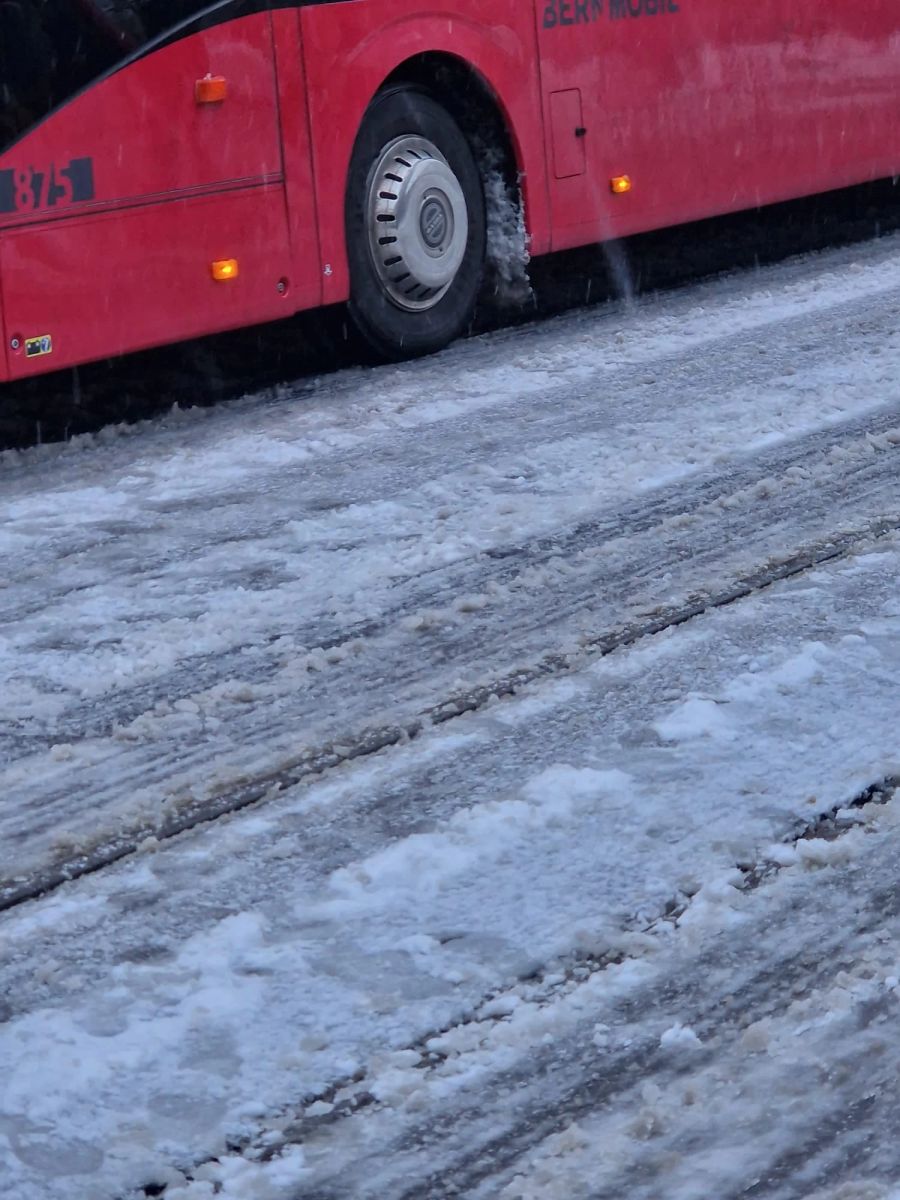 Die Busse von Bern Mobil sind ohne Schneeketten unterwegs.