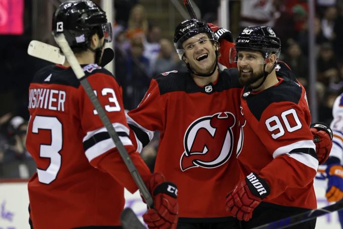 Nico Hischier (links) glänzt gegen Edmonton als Vorbereiter. new jersey devils