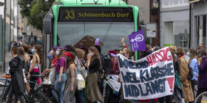 Bei der Kundgebung zum Frauenstreik-Tag 2020 wurde in Basel der ÖV blockiert. Demo