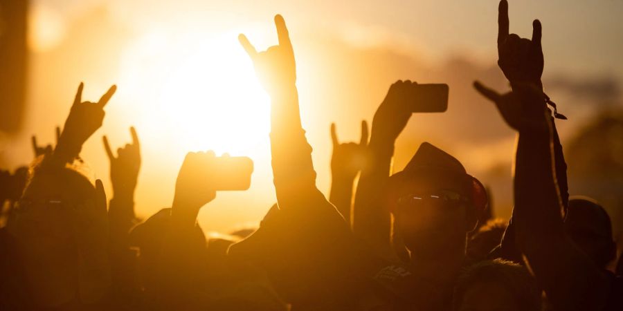 Auf Heavy-Metal-Festivals wirken die Fans meist wie ein glückliches Völkchen. Doch viele von ihnen sind an Depressionen erkrankt. Psychologe Nico Rose hat die Szene genauer untersucht.