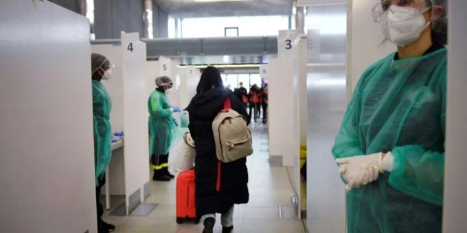 Teststation für Chinareisende an einem Pariser Flughafen Teststation für Chinareisende an einem Pariser Flughafen