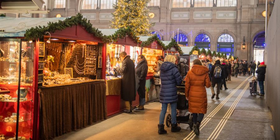 Der Hauptbahnhof Zürich in der Vorweihnachtszeit mit dem Christkindlimarkt. - Stadt Zürich