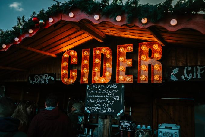 Heisser Apfelwein mit Gewürzen passt wunderbar zu einem Besuch am Weihnachtsmarkt. Cider Stand Weihnachtsmarkt