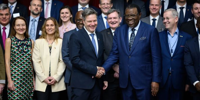 Robert Habeck (vorne l, Bündnis 90/Die Grünen), Bundesminister für Wirtschaft und Klimaschutz, und Hage Gottfried Geingob, Präsident von Namibia, reichen sich in Windhuk die Hände. Robert Habeck (vorne l, Bündnis 90/Die Grünen), Bundesminister für Wirtschaft und Klimaschutz, und Hage Gottfried Geingob, Präsident von Namibia, reichen sich in Windhuk die Hände.