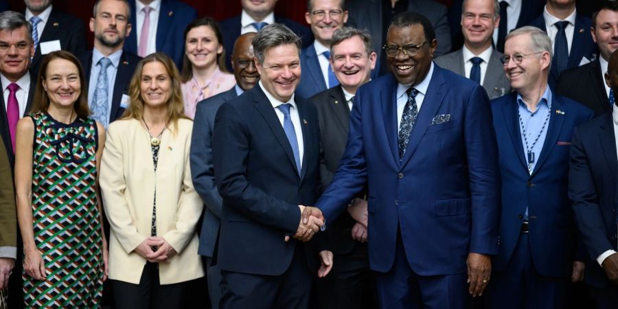 Robert Habeck (vorne l, Bündnis 90/Die Grünen), Bundesminister für Wirtschaft und Klimaschutz, und Hage Gottfried Geingob, Präsident von Namibia, reichen sich in Windhuk die Hände.