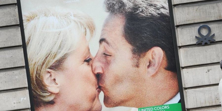 Benetton warb vor einigen Jahren mit Kussfotos von zahlreichen Prominenten. Hier abgebildet: Angela Merkel und Nicolas Sarkozy.