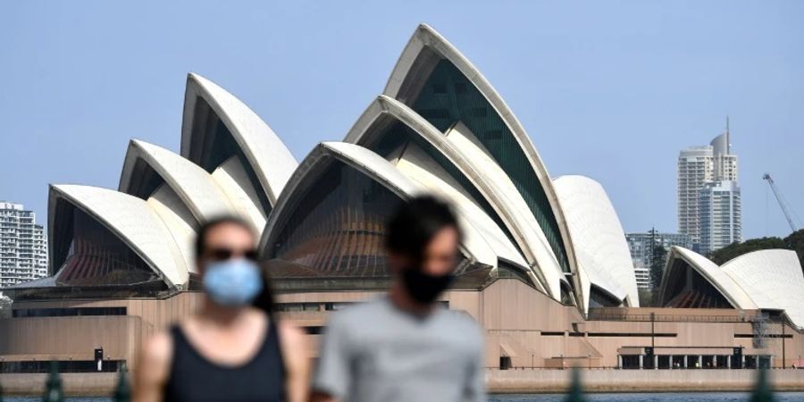 Menschen mit Masken vor der Oper von Sydney