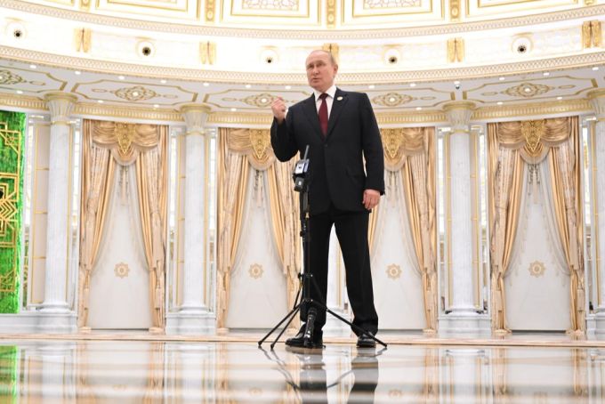 Alleine auf weiter Flur: Wladimir Putin verliert in Folge des Ukraine-Krieg langsam aber sicher den Rückhalt in seiner Heimat. Ukraine Krieg