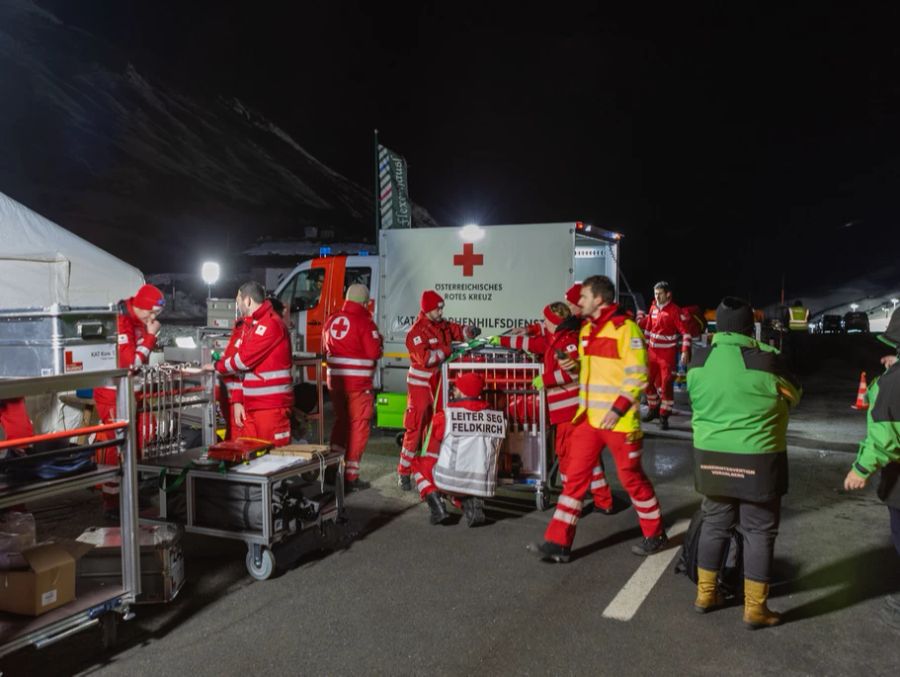 Nach Mitternacht gab die Polizei bekannt, dass keine Personen mehr vermisst würden. Trotzdem soll am Montag eine Sicherheitssuche in Vorarlberg durchgeführt werden.