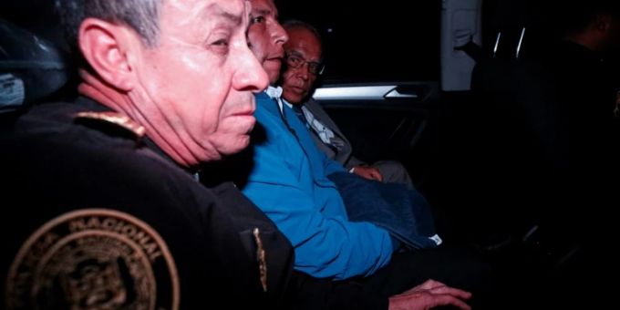 Pedro Castillo (M) zwischen zwei Polizisten peru
