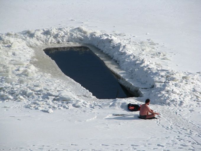 Schon mal Eisbaden versucht? Eis Loch Mann Meditation Winter Schnee See