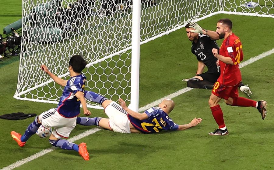 Aus dieser Perspektive scheint klar: Der Ball ist vor dem 2:1-Führungstor Japans hinter der Grundlinie.