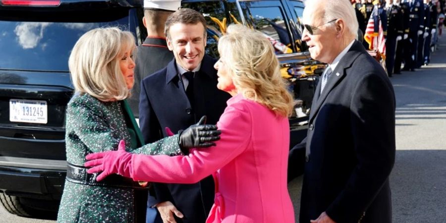 Joe Biden (v.r.) und seine Frau Jill begrüssen Emmanuel und Brigitte Macron