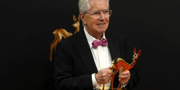 Frank Elstner 2019 mit Bambi Frank Elstner 2019 mit Bambi
