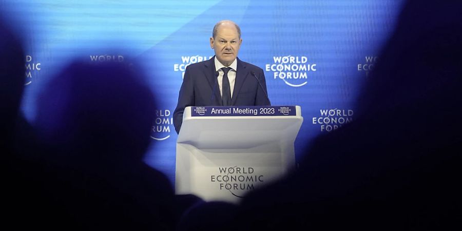 Der deutsche Bundeskanzler Olaf Scholz (SPD) spricht während des 53. Weltwirtschaftsforums in Davos. Foto: Markus Schreiber/AP/dpa