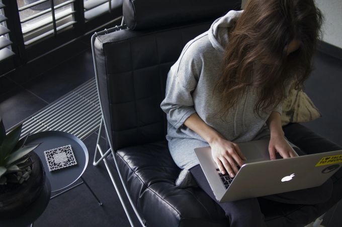 Laptop heissgelaufen? Dann runter von den Beinen: Sonst droht eine Toasted-Skin-Konsequenz. Frau Laptop Sessel Beine