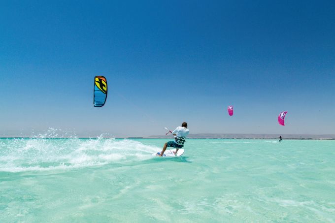 Auch die ägyptische Baderegion am Roten Meer ist für seine Wind- und Kitesurfing-Angebote bekannt. Last Minute Kanaren Ägypten