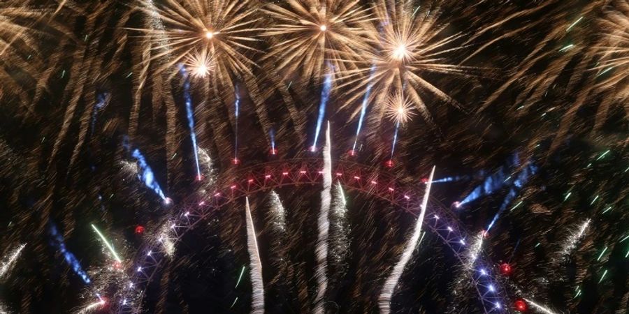 Feuerwerk rund um das Londoner Riesenrad «London Eye»