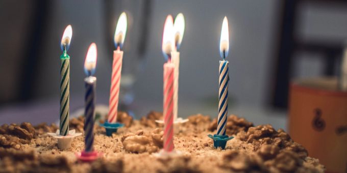 Kerzen auf einer Geburtstagstorte (Symbolbild) geburtstag