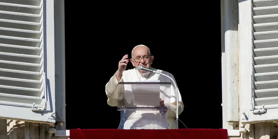 Papst Franziskus erteilt seinen Segen, während er das Angelus-Mittagsgebet spricht. Foto: Andrew Medichini/AP/dpa