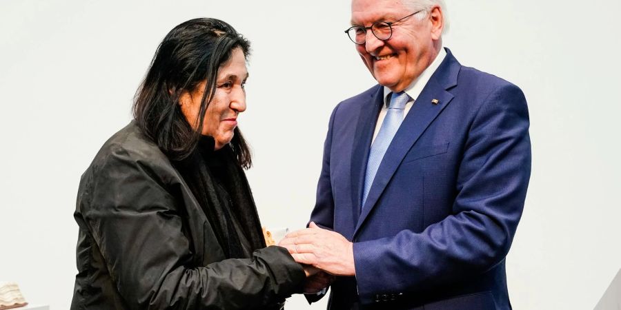 Bundespräsident Frank-Walter Steinmeier gratuliert Emine Sevgi Özdamar, der diesjährigen Preisträgerin des Schillerpreises der Stadt Mannheim.