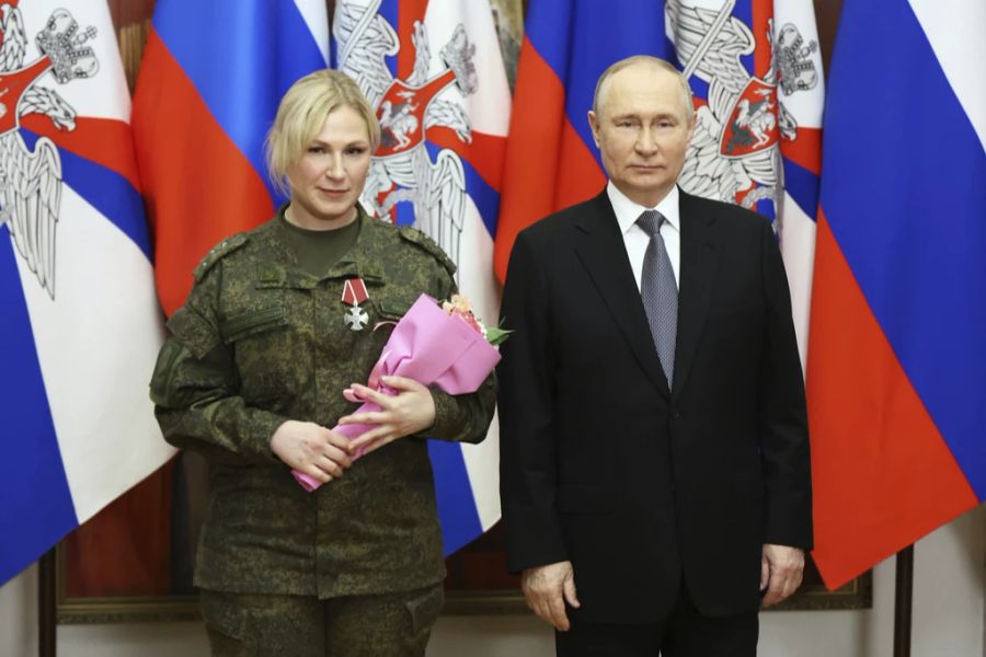 Aber wegen dieser blonden Frau bekommt Putin in den Sozialen Medien aufs Dach.