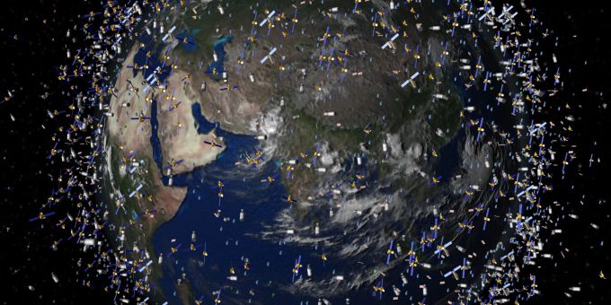 Das computergenerierte Bild der European Space Agency (ESA) zeigt Weltraummüll früherer Weltraummissionen, der neben intakten Satelliten um die Erde kreist. Das computergenerierte Bild der European Space Agency (ESA) zeigt Weltraummüll früherer Weltraummissionen, der neben intakten Satelliten um die Erde kreist.