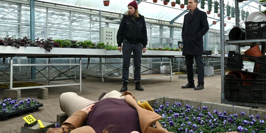 Karin Gorniak (Karin Hanczewski) und Kommissariatsleiter Peter-Michael Schnabel (Martin Brambach) am Tatort in der Gärtnerei.