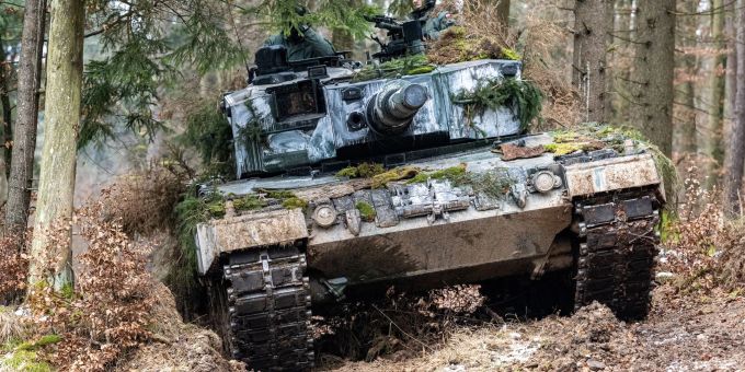 Ein Panzer vom Typ Leopard 2, hier aus den Beständen der polnischen Armee. Ein Panzer vom Typ Leopard 2, hier aus den Beständen der polnischen Armee.