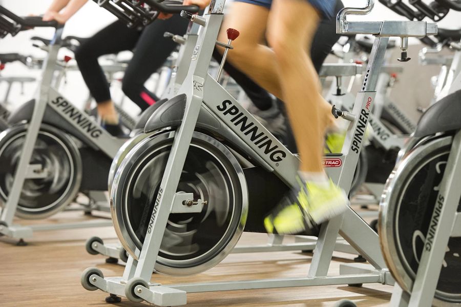 Velo Heimtrainer Spinning Beine Fitnessstudio