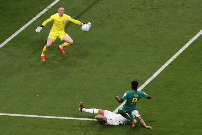 Boualye Dia (Nummer 9) scheitert mit seinem Versuch an England-Keeper Jordan Pickford. WM 2022
