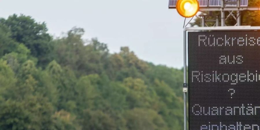 In einer Zeit, die sonst von Reiselust und Fernweh geprägt ist, herrscht nun Unsicherheit - angesichts eines komplizierten Regelungsgeflechts zwischen den 16 Bundesländern. Foto: Stefan Puchner/dpa