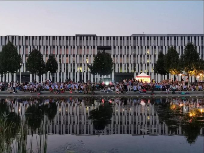 Der Teich sorgt immer wieder für besondere Lichteffekte. Kinonächte Liebefeld