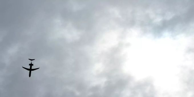 Flugzeug am Himmel. (Symbolbild) fallschirmspringen