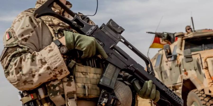 Ein Bundeswehrsoldat mit einem Sturmgewehr vom Typ G36 (Archiv). Das neue Sturmgewehr der Bundeswehr soll nicht von Heckler &amp; Koch kommen, sondern von C.G. Haenel aus Thüringen. Foto: Michael Kappeler/dpa