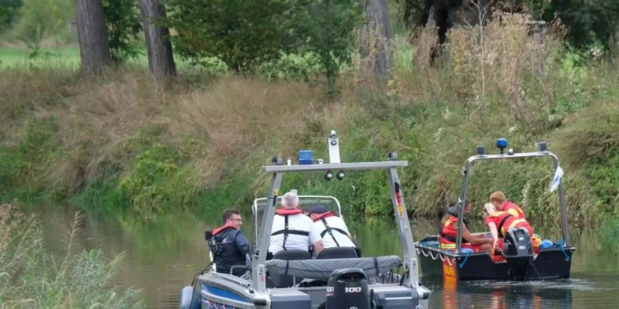 Boote der Wasserschutzpolizei und der Deutschen Lebensrettungsgesellschaft (DLRG) fahren auf der Unstrut. Foto: Sebastian Willnow/dpa-Zentralbild/dpa